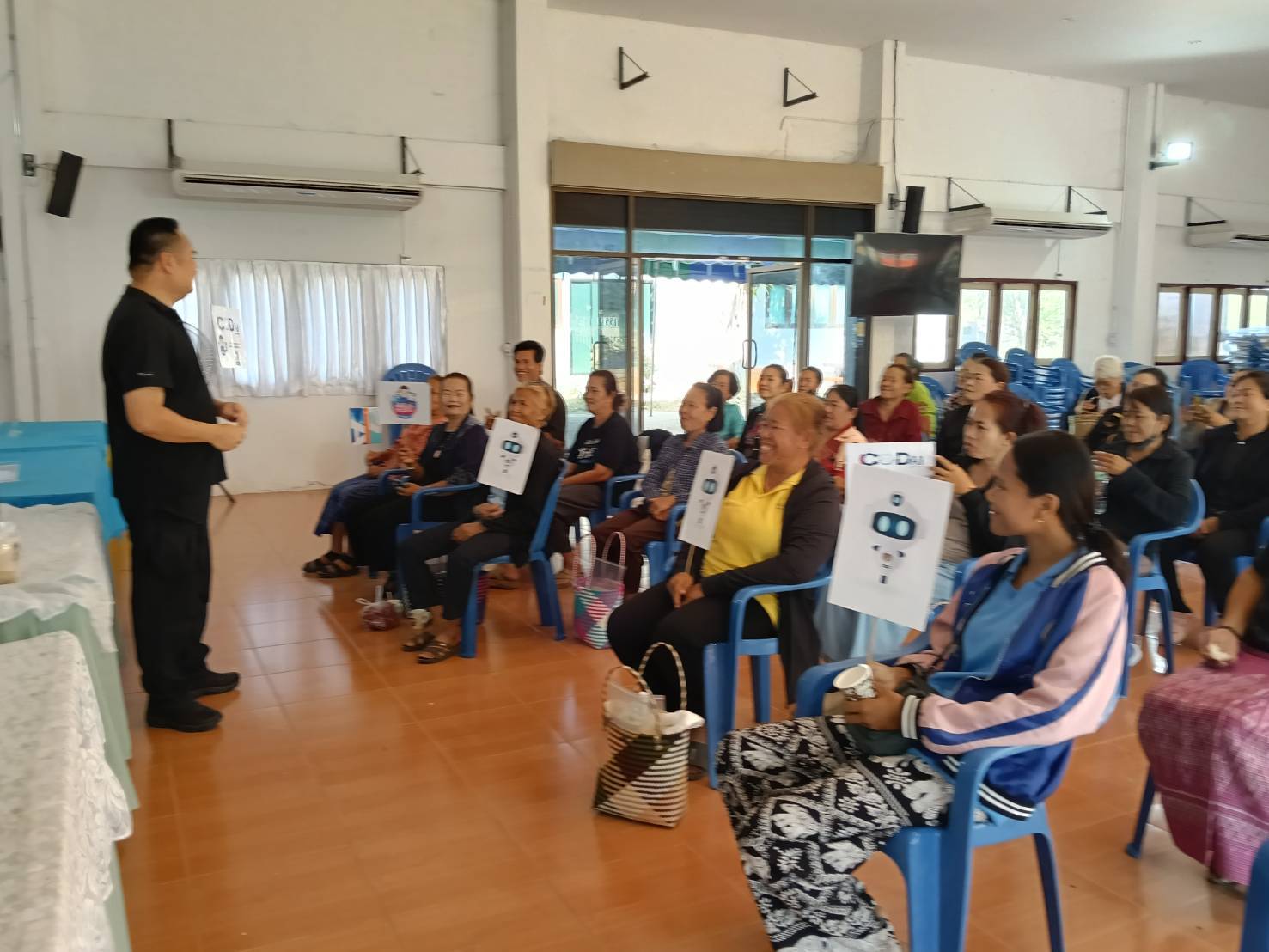 การดำเนินโครงการสร้างสัมมาชีพชุมชนครัวเรือนที่ได้รับผลกระทบด้านอาชีพและรายได้ที่มีศักยภาพและสามารถพัฒนาได้อำเภอนาวัง