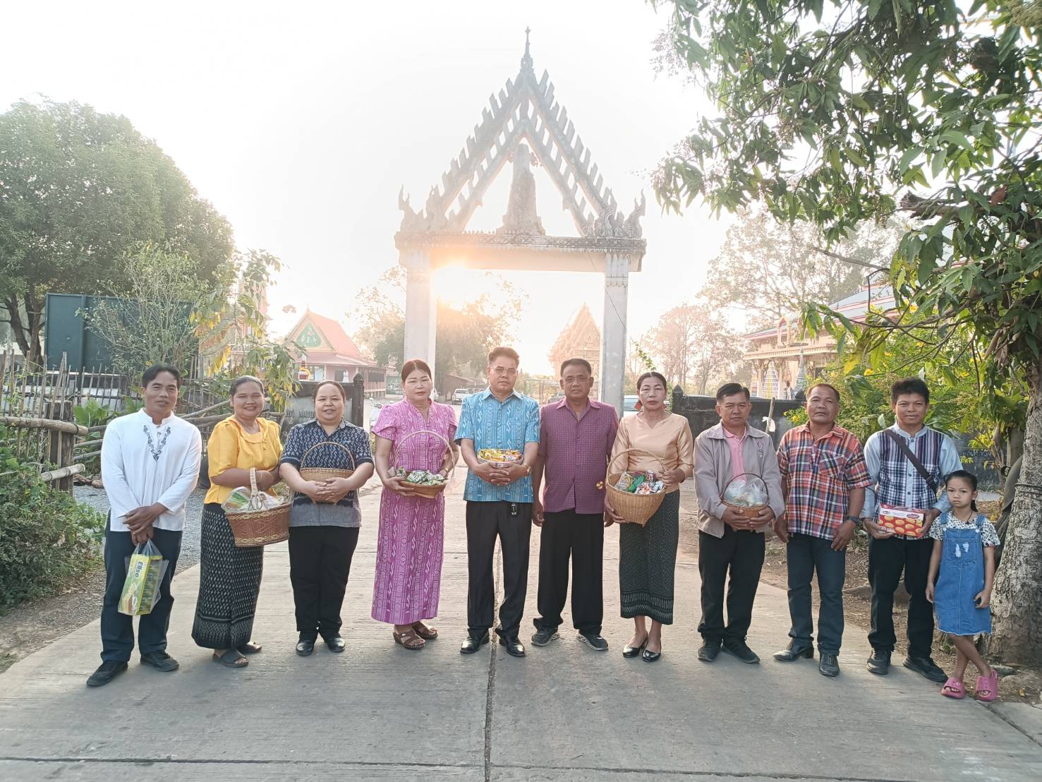 โครงการ 1 พัฒนาการ 1 งานพัฒนา สร้างคุณค่าด้วยหลักปรัชญาของเศรษฐกิจพอเพียงกิจกรรมสวมผ้าไทยใส่บาตรถนนสายบุญ สู่ “ กองทุนถนนสายบุญตำบลนาเหล่า” 