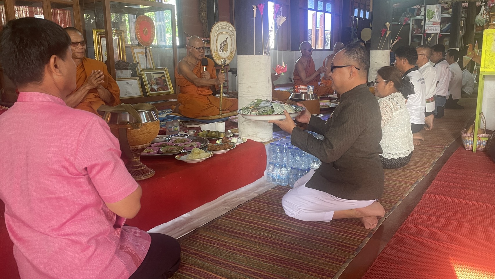 ครงการสวมผ้าไทยใส่บาตร “ถนนสายบุญ” อำเภอนาวัง เฉลิมพระเกียรติพระบาทสมเด็จพระเจ้าอยู่หัว เนื่องในโอกาสพระราชพิธีมหามงคลเฉลิมพระชนมพรรษา ๖ รอบ ๒๘ กรกฏาคม ๒๕๖๗  ตำบลวังปลาป้อม