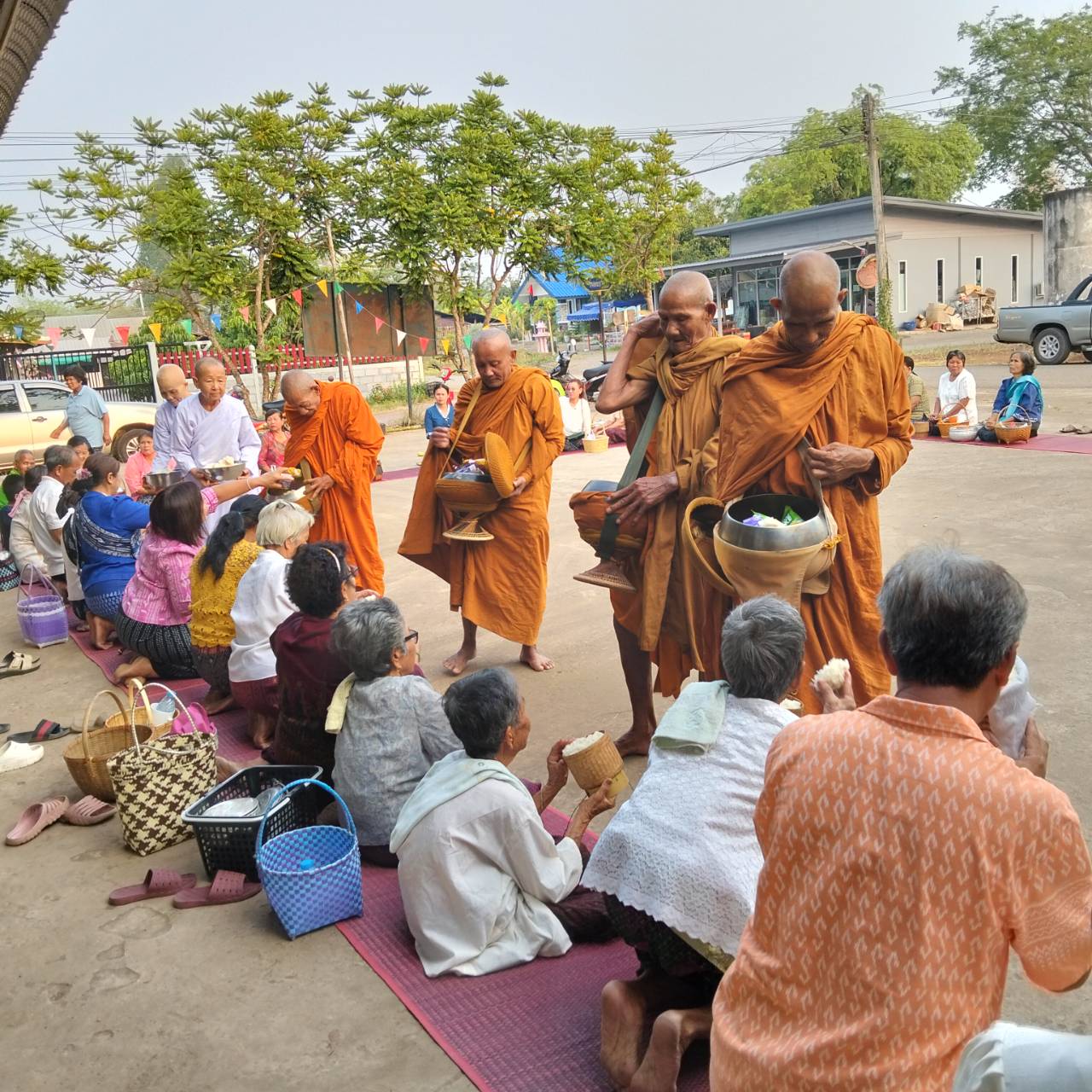 โครงการ 1 พัฒนาการ 1 งานพัฒนา สร้างคุณค่าด้วยหลักปรัชญาของเศรษฐกิจพอเพียงกิจกรรมสวมผ้าไทยใส่บาตรถนนสายบุญ สู่ “ กองทุนถนนสายบุญตำบลนาแก” บ้านดอนมะค่า ม.6 ตำบลนาแก