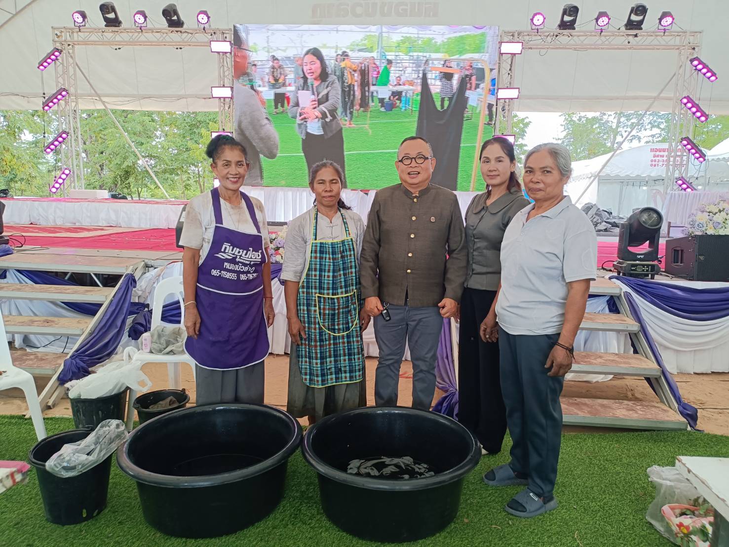 ประกวดการย้อมผ้าจากสีของใบฉนวน“ราชินีแห่งสีเทา”  