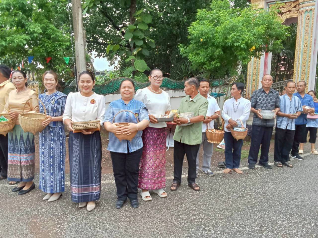 การขับเคลื่อนการดำเนินงานโครงการ 1 พัฒนาการ 1 งานพัฒนา สร้างคุณค่าด้วยหลักปรัชญาของเศรษฐกิจพอเพียงกิจกรรมสวมผ้าไทยใส่บาตรถนนสายบุญ สู่ “ กองทุนถนนสายบุญตำบลนาเหล่า” 