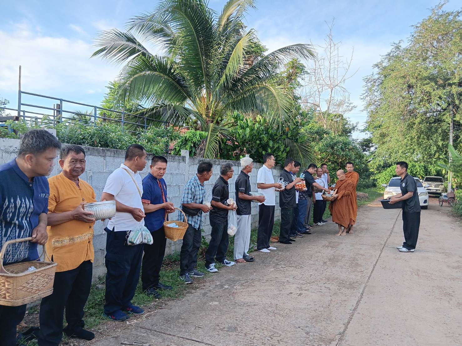 โครงการ 1 พัฒนาการ 1 งานพัฒนา สร้างคุณค่าด้วยหลักปรัชญาของเศรษฐกิจพอเพียงกิจกรรมสวมผ้าไทยใส่บาตรถนนสายบุญ สู่ “ กองทุนถนนสายบุญตำบลวังทอง”   