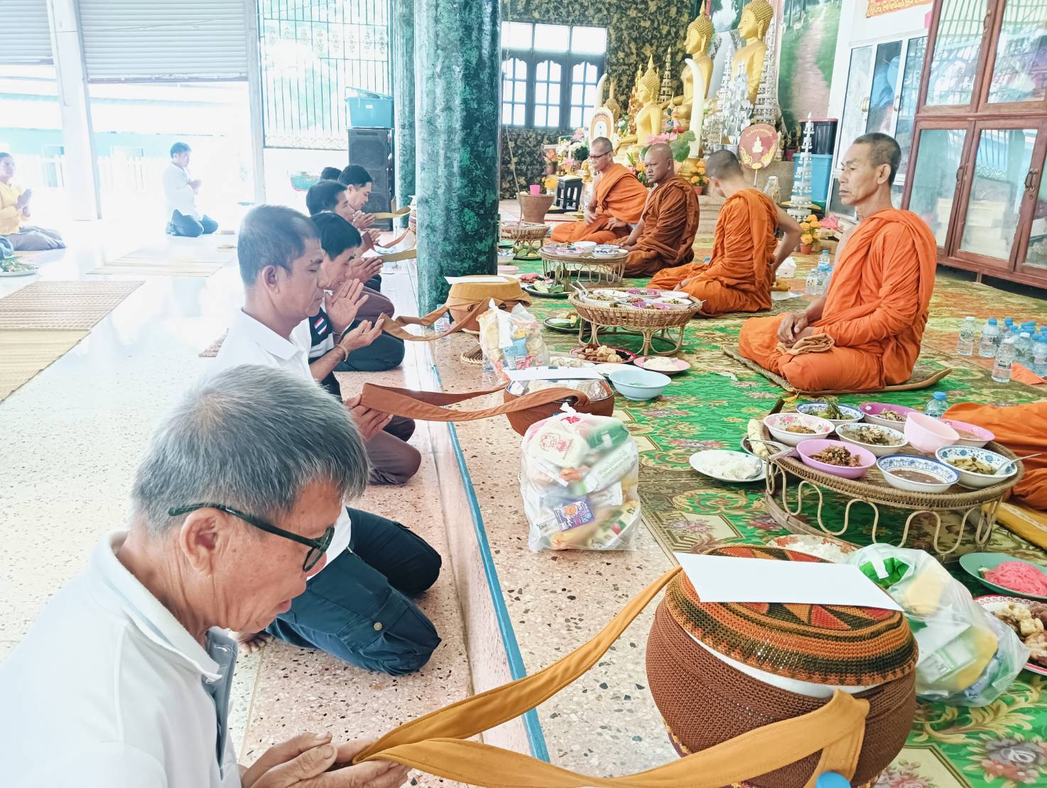 การดำเนินงานโครงการ 1 พัฒนาการ 1 งานพัฒนา สร้างคุณค่าด้วยหลักปรัชญาของเศรษฐกิจพอเพียงกิจกรรมสวมผ้าไทยใส่บาตรถนนสายบุญอำเภอนาวังของตำบลวังปลาป้อม