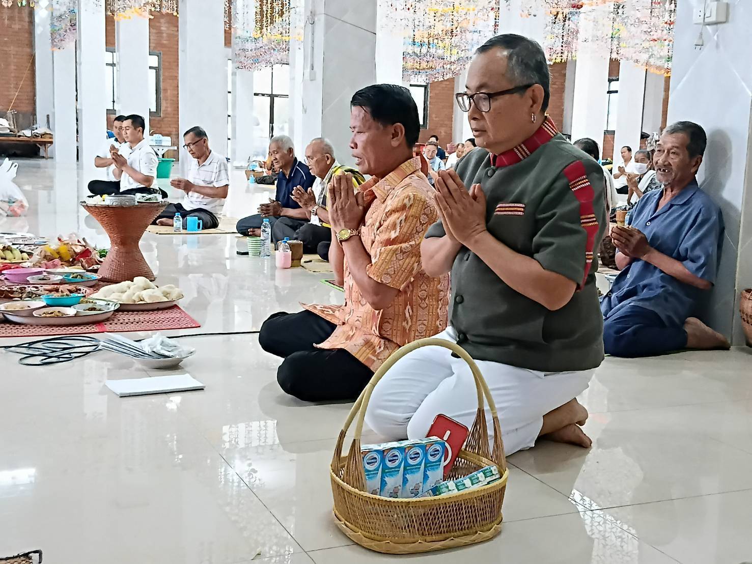 การดำเนินงานโครงการ 1 พัฒนาการ 1 งานพัฒนา สร้างคุณค่าด้วยหลักปรัชญาของเศรษฐกิจพอเพียงกิจกรรมสวมผ้าไทยใส่บาตรถนนสายบุญ สู่ “ กองทุนถนนสายบุญตำบลวังทอง”  