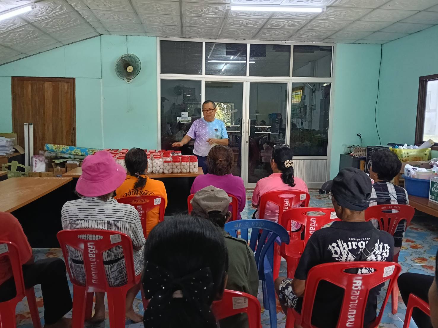 โครงการสนับสนุนกิจกรรมตามแผนพัฒนาคุณภาพชีวิตครัวเรือนยากจนของคณะกรรมการพัฒนาสตรีอำเภอนาวัง กิจกรรมสร้างความมั่งคงทางอาหาร ฝึกอาชีพการทำไข่เค็ม