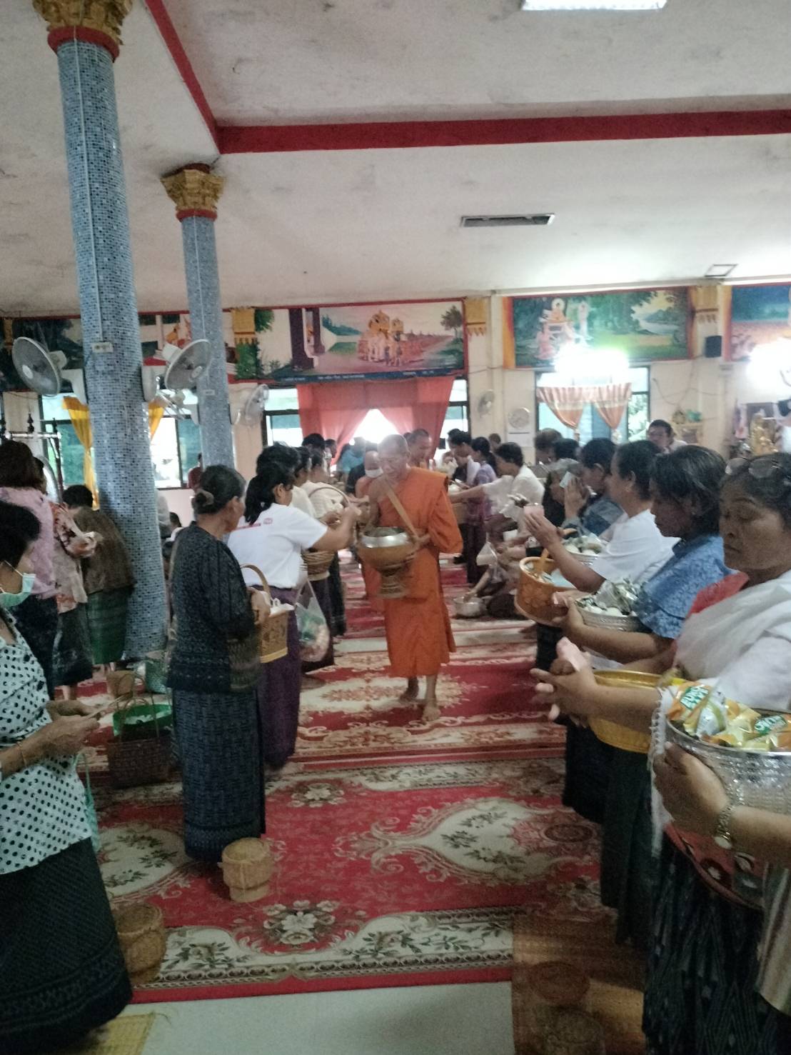 งานโครงการ 1 พัฒนาการ 1 งานพัฒนา สร้างคุณค่าด้วยหลักปรัชญาของเศรษฐกิจพอเพียงกิจกรรมสวมผ้าไทยใส่บาตรถนนสายบุญ สู่ “ กองทุนถนนสายบุญตำบลวังปลาป้อม”   