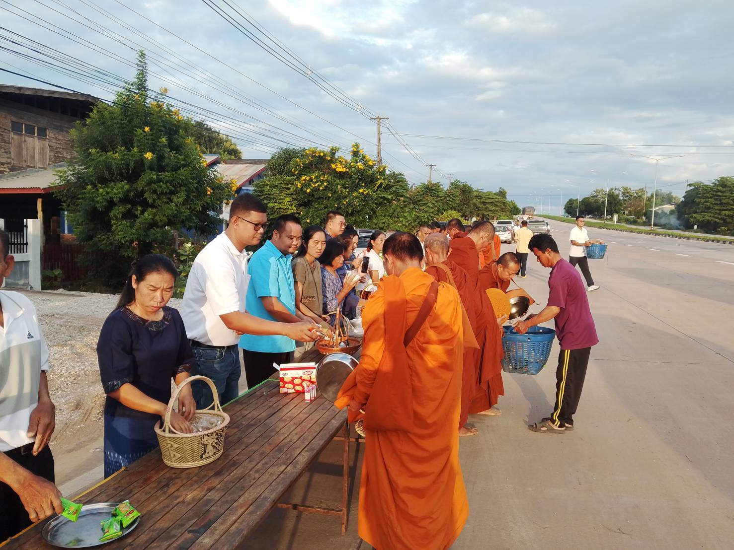 โครงการ 1 พัฒนาการ 1 งานพัฒนา สร้างคุณค่าด้วยหลักปรัชญาของเศรษฐกิจพอเพียงกิจกรรมสวมผ้าไทยใส่บาตรถนนสายบุญ สู่ “ กองทุนถนนสายบุญตำบลวังทอง”