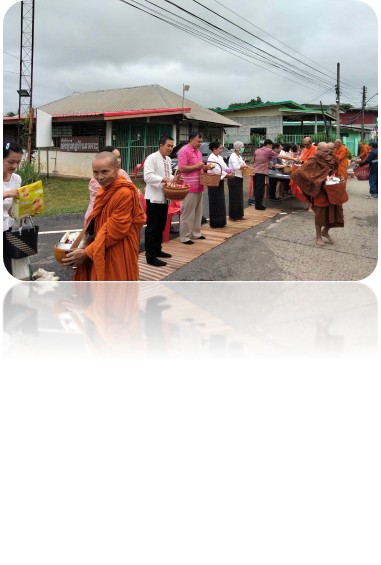 โครงการ 1 พัฒนาการ 1 งานพัฒนา สร้างคุณค่าด้วยหลักปรัชญาของเศรษฐกิจพอเพียงกิจกรรมสวมผ้าไทยใส่บาตรถนนสายบุญ สู่ “ กองทุนถนนสายบุญตำบลเทพคีรี”