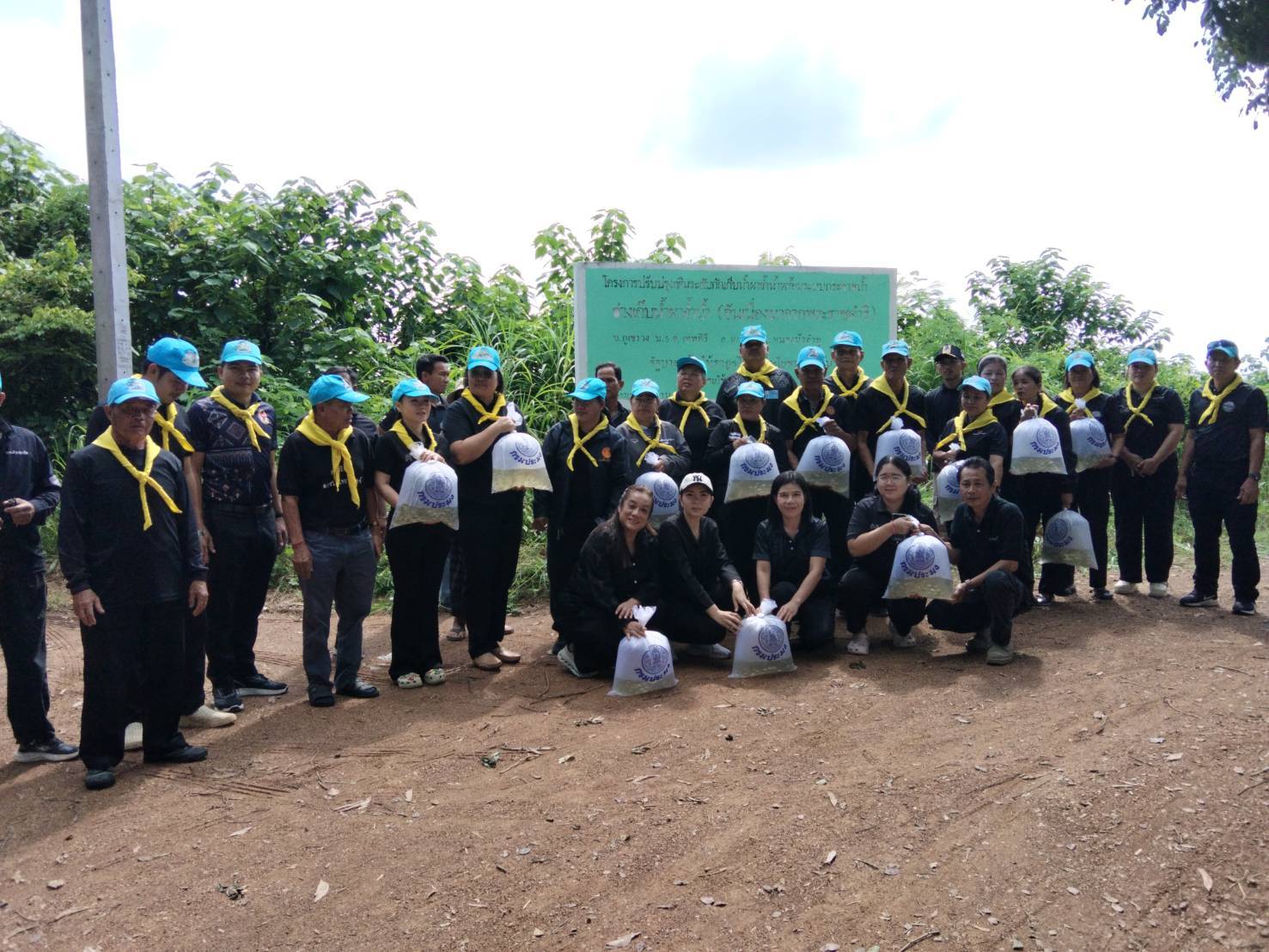 กิจกรรมปล่อยปลาในพื้นที่โครงการพระราชดำริที่ผาจั้มน้ำ หมู่ที่ 5 บ้านภูเขาวง ตำบลเทพคีรี 