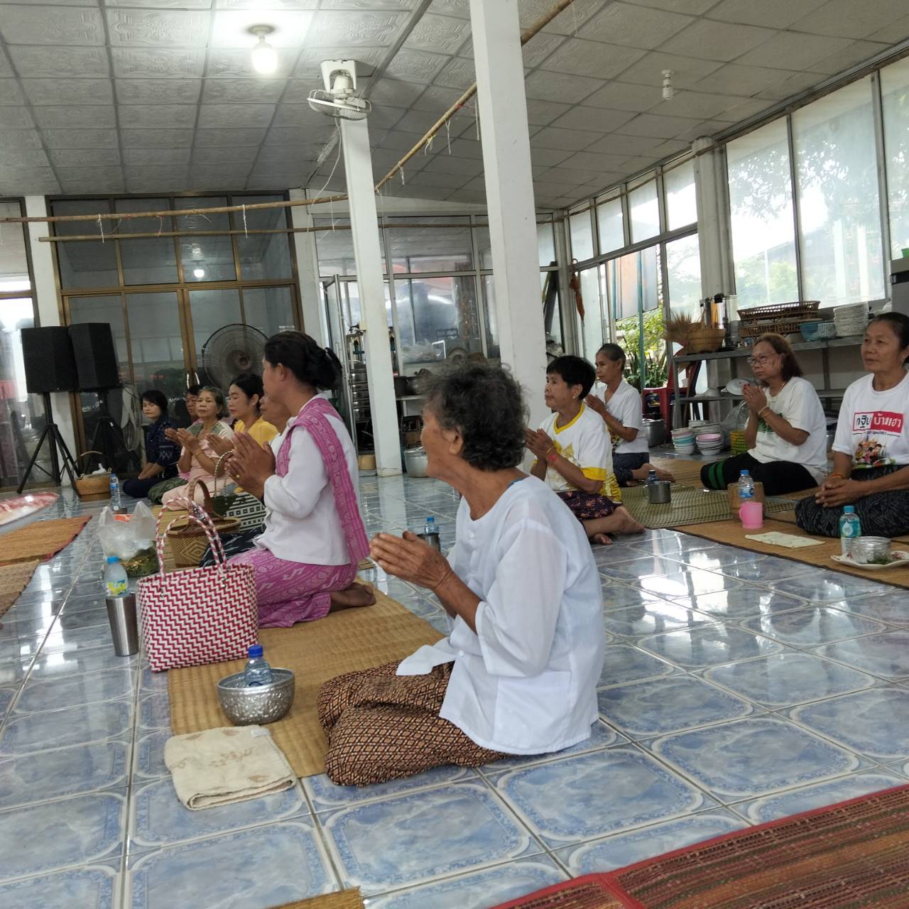 โครงการ 1 พัฒนาการ 1 งานพัฒนา สร้างคุณค่าด้วยหลักปรัชญาของเศรษฐกิจพอเพียงกิจกรรมสวมผ้าไทยใส่บาตรถนนสายบุญ สู่ “ กองทุนถนนสายบุญตำบลนาแก""