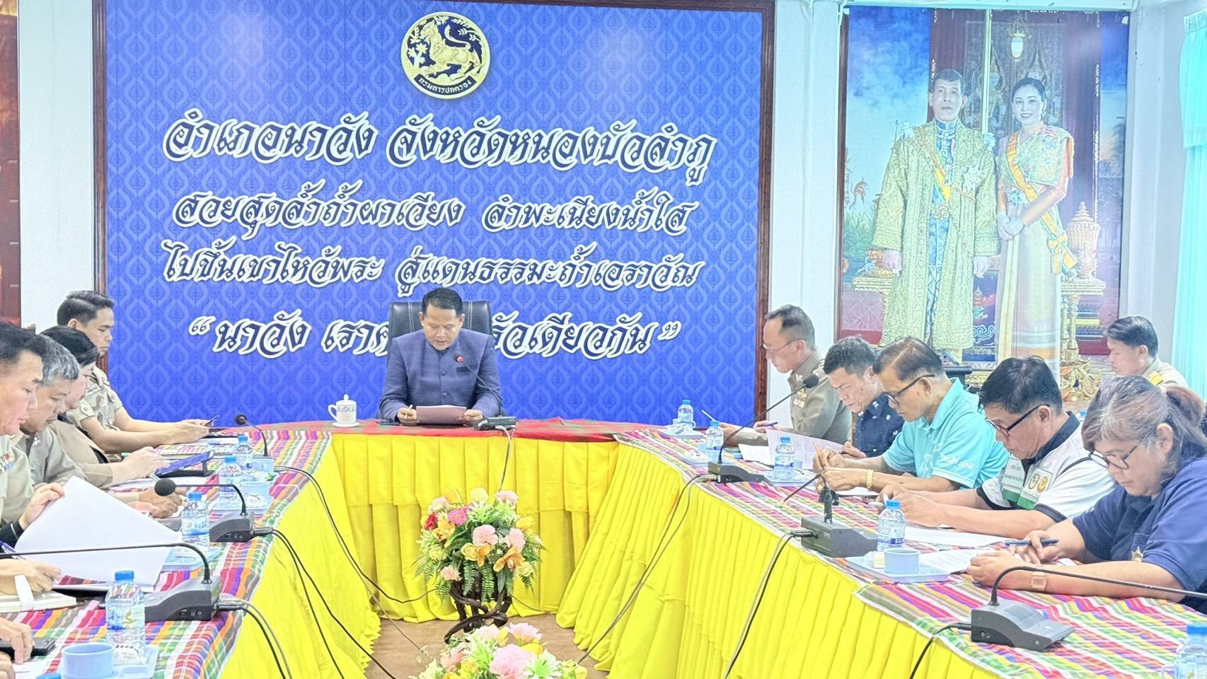 การเตรียมการจัดทำดอกไม้จันทน์ สำหรับการจัดพิธีถวายดอกไม้จันทน์ของประชาชนในอำเภอนาวัง