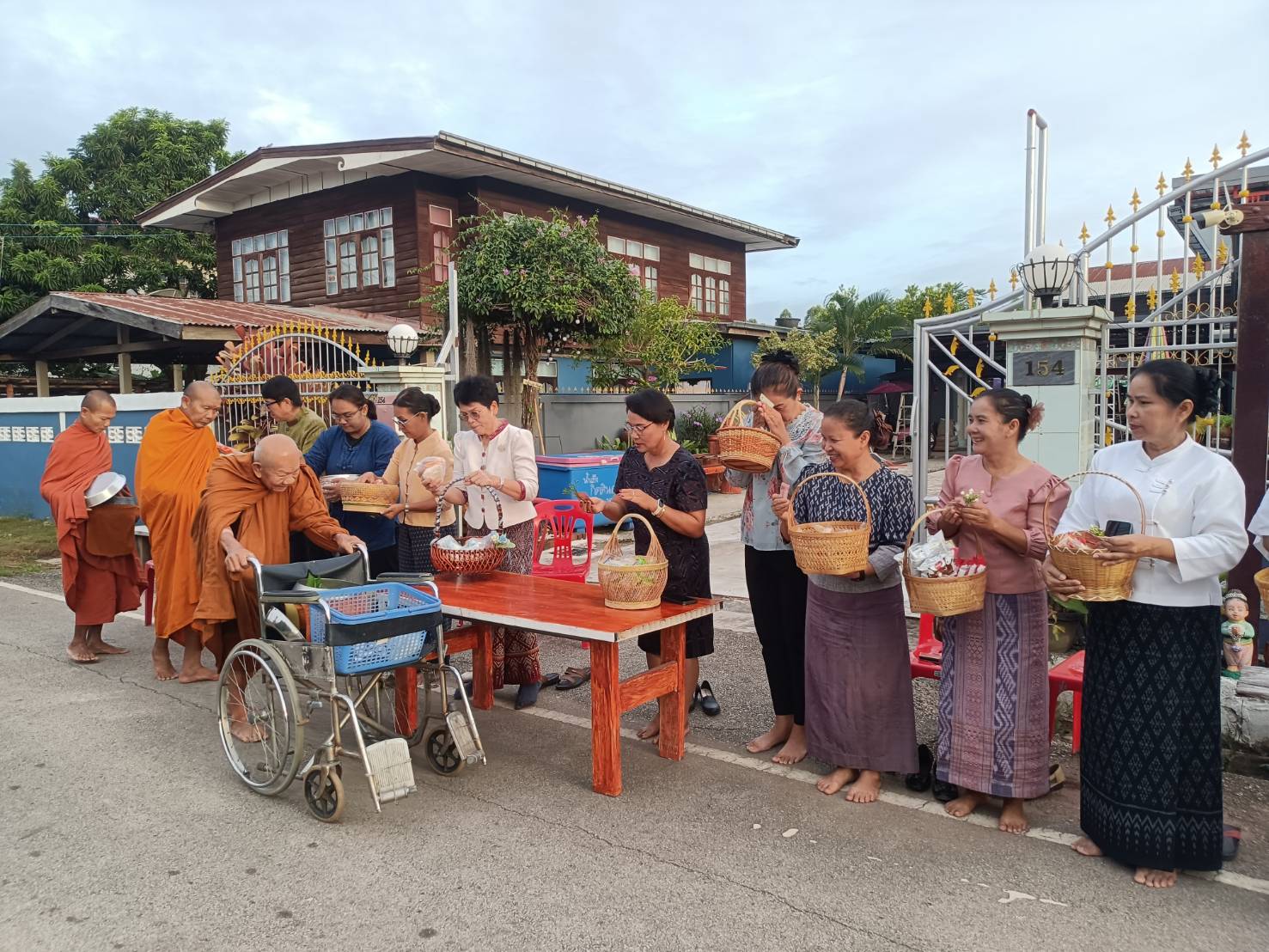 โครงการ 1 พัฒนาการ 1 งานพัฒนา สร้างคุณค่าด้วยหลักปรัชญาของเศรษฐกิจพอเพียงกิจกรรมสวมผ้าไทยใส่บาตรถนนสายบุญ สู่ “ กองทุนถนนสายบุญตำบลเทพคีรี " 