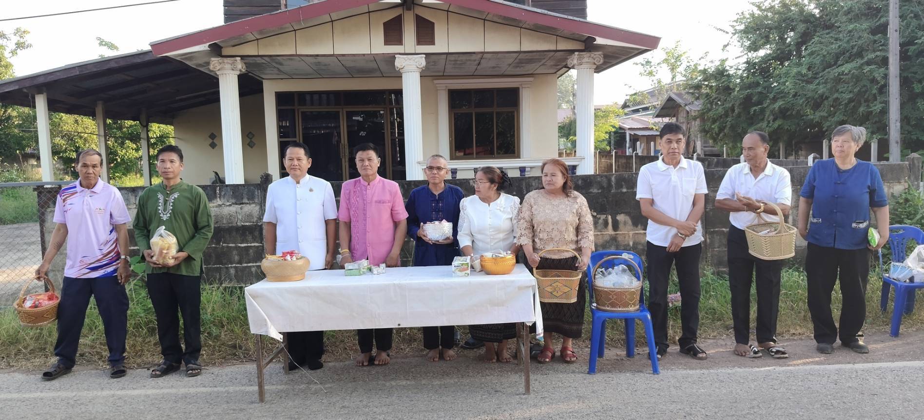 โครงการ 1 พัฒนาการ 1 งานพัฒนา สร้างคุณค่าด้วยหลักปรัชญาของเศรษฐกิจพอเพียงกิจกรรมสวมผ้าไทยใส่บาตรถนนสายบุญ สู่ “ กองทุนถนนสายบุญตำบลวังปลาป้อม"