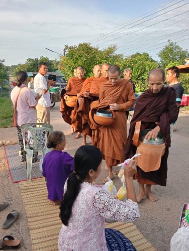 โครงการ 1 พัฒนาการ 1 งานพัฒนา สร้างคุณค่าด้วยหลักปรัชญาของเศรษฐกิจพอเพียงกิจกรรมสวมผ้าไทยใส่บาตรถนนสายบุญ สู่ “ กองทุนถนนสายบุญตำบลนาแก”  