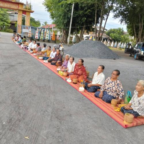 โครงการ 1 พัฒนาการ 1 งานพัฒนา สร้างคุณค่าด้วยหลักปรัชญาของเศรษฐกิจพอเพียงกิจกรรมสวมผ้าไทยใส่บาตรถนนสายบุญ สู่ “ กองทุนถนนสายบุญตำบลนาแก” 