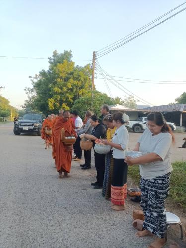 โครงการ 1 พัฒนาการ 1 งานพัฒนา สร้างคุณค่าด้วยหลักปรัชญาของเศรษฐกิจพอเพียงกิจกรรมสวมผ้าไทยใส่บาตรถนนสายบุญ สู่ “ กองทุนถนนสายบุญตำบลนาเหล่า"